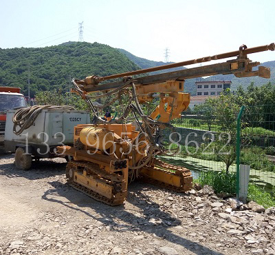红五环钻机在管棚作业现场